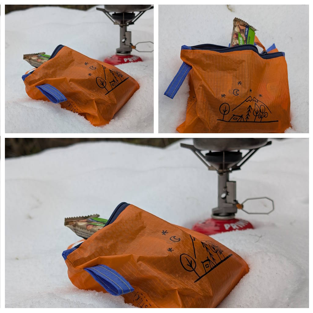Unsere ultraleichten und robusten Featherbags aus Gleitschirmstoff im Schnee